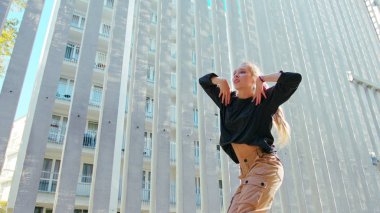 Kız Modern Hip Hop Dans sokaklarda gerçekleştirir.