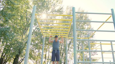 Erkek Athlet Pull-up gücü eğitim tatbikatı