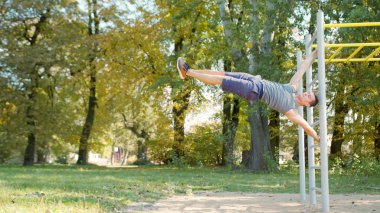 Erkek Athlet Pull-up gücü eğitim tatbikatı