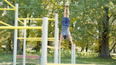 Erkek atlet egzersiz jimnastik paralel bar