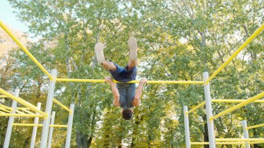 Erkek Athlet Pull-up gücü eğitim tatbikatı