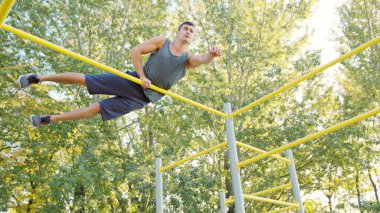 Erkek Athlet Pull-up gücü eğitim tatbikatı