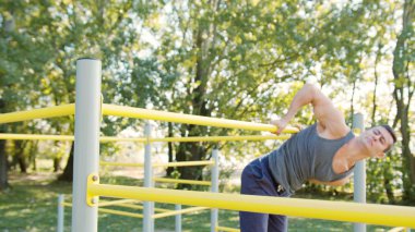 Erkek Athlet Pull-up gücü eğitim tatbikatı