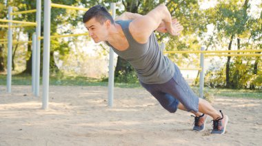 Erkek Athlet şınav gücü eğitim tatbikatı