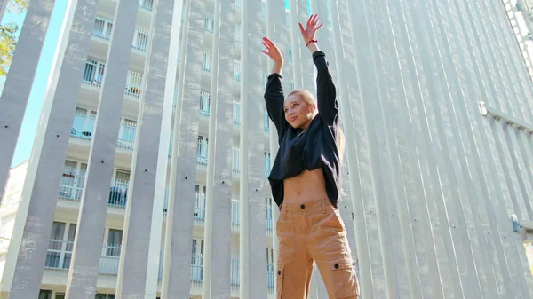 Kız Modern Hip Hop Dans sokaklarda gerçekleştirir.