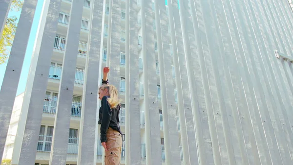 Kız Modern Hip Hop Dans sokaklarda gerçekleştirir.