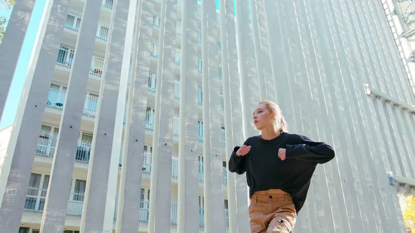 Meisje voert moderne hiphop dans op straat — Stockfoto