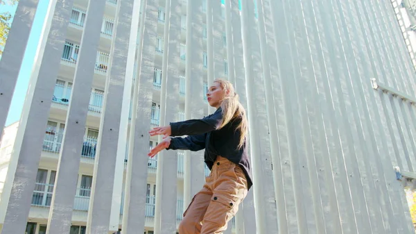 Meisje voert moderne hiphop dans op straat — Stockfoto