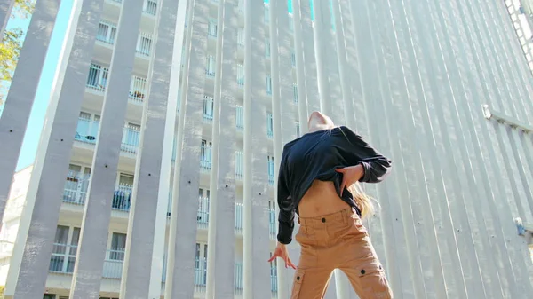 Meisje voert moderne hiphop dans op straat — Stockfoto