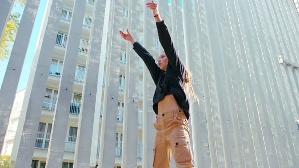 Kız Modern Hip Hop Dans sokaklarda gerçekleştirir.