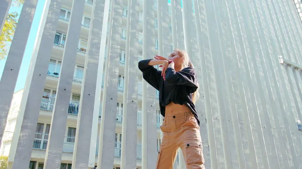 Meisje voert moderne hiphop dans op straat — Stockfoto