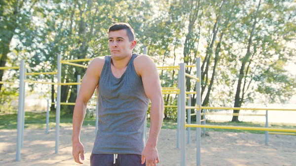 Hombre atleta hace ejercicio matutino al aire libre — Foto de Stock