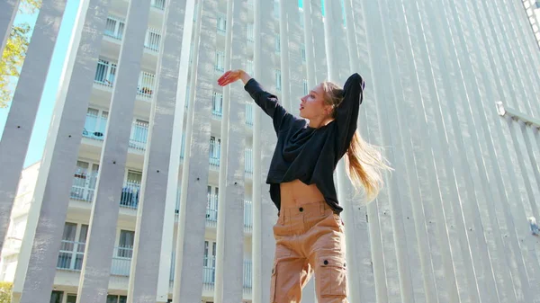 Kız Modern Hip Hop Dans sokaklarda gerçekleştirir.