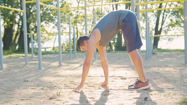 Athlet masculino faz exercício da manhã ao ar livre — Fotografia de Stock
