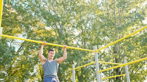Erkek Athlet Pull-up gücü eğitim tatbikatı