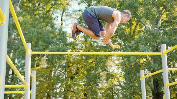 Férfi kiegészítők a spor hirtelen megállás erő képzésre — Stock Fotó