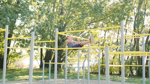 Erkek Athlet Pull-up gücü eğitim tatbikatı