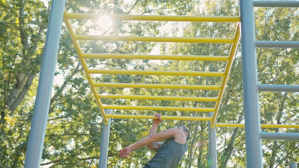 Erkek Athlet Pull-up gücü eğitim tatbikatı