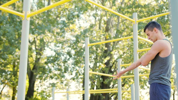 Erkek Athlet Pull-up gücü eğitim tatbikatı