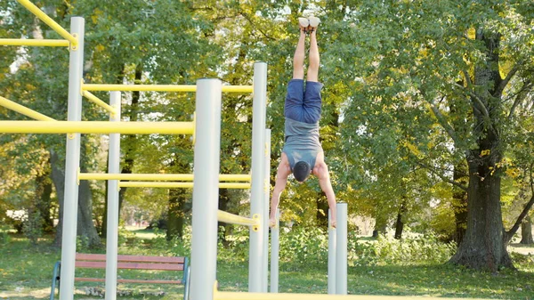 Erkek atlet egzersiz jimnastik paralel bar