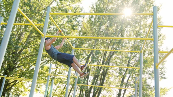 Kaslı adam yatay çubuğu egzersizleri yapıyor