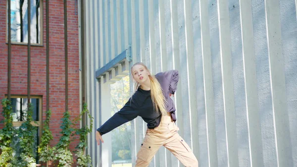 Een Jong Meisje Presteert Moderne Hiphop Dans Straten Van Stad — Stockfoto
