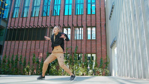 Lány végez Modern Hip Hop tánc az utcán — Stock Fotó
