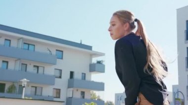 Kız Modern Hip Hop Dans sokaklarda gerçekleştirir.
