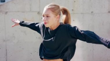 Kız Modern Hip Hop Dans sokaklarda gerçekleştirir.