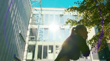 Kız Modern Hip Hop Dans sokaklarda gerçekleştirir.