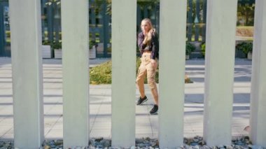 Kız Modern Hip Hop Dans sokaklarda gerçekleştirir.