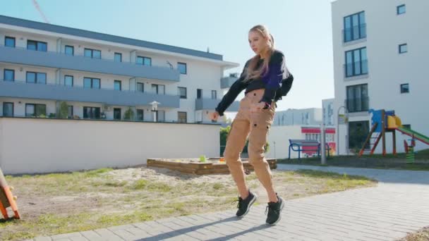 Mädchen führt modernen Hip-Hop-Tanz auf der Straße auf — Stockvideo