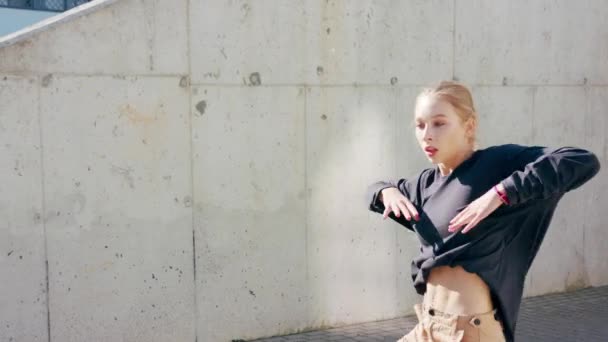 Κορίτσι αθλήτρια εκτελεί σύγχρονες χιπ χοπ χορού στους δρόμους — Αρχείο Βίντεο