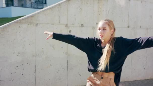 Meisje voert moderne hiphop dans op straat — Stockvideo