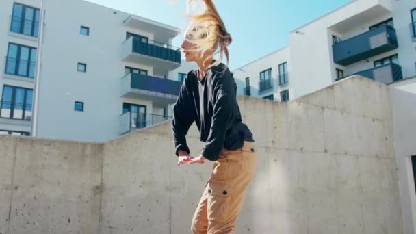 Uma Jovem Executa Dança Moderna Hip Hop Nas Ruas Cidade — Vídeo de Stock