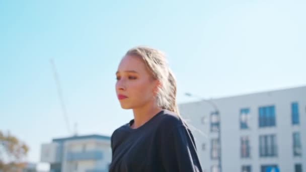 Chica realiza moderno Hip Hop Danza en las Calles — Vídeo de stock