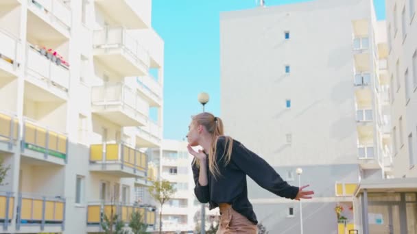 Chica realiza moderno Hip Hop Danza en las Calles — Vídeo de stock