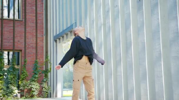 Mädchen führt modernen Hip-Hop-Tanz auf der Straße auf — Stockvideo