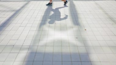 Kız Modern Hip Hop Dans sokaklarda gerçekleştirir.