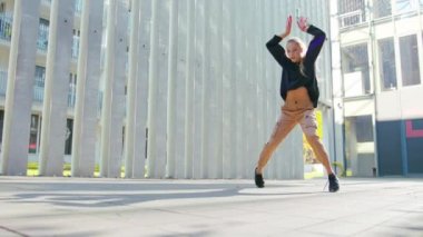Kız Modern Hip Hop Dans sokaklarda gerçekleştirir.