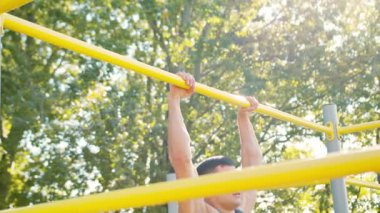 Erkek Athlet Pull-up gücü eğitim tatbikatı