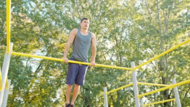 Pull-up gücü eğitim tatbikatı. Bir çok uygun adam fitness eğitmeni veya kişisel bir eğitmen crossfit egzersiz bir parçası olarak çalışma dışarı onun kol kasları açık plaj jimnastiği atlet ince.