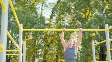 Erkek Athlet Pull-up gücü eğitim tatbikatı
