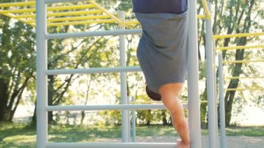 Erkek Athlet Pull-up gücü eğitim tatbikatı