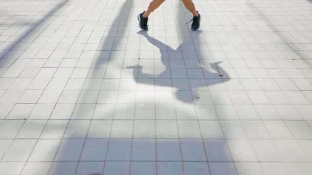 여자는 거리에 현대 힙합 댄스를 수행 — 비디오