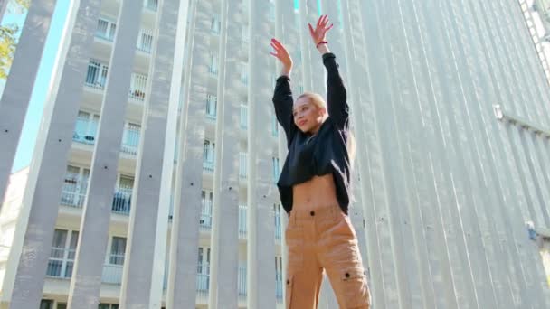 Chica realiza moderno Hip Hop Danza en las Calles — Vídeos de Stock