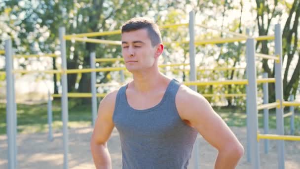 Hombre atleta hace ejercicio matutino al aire libre — Vídeos de Stock