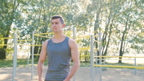 Hombre atleta hace ejercicio matutino al aire libre — Vídeos de Stock