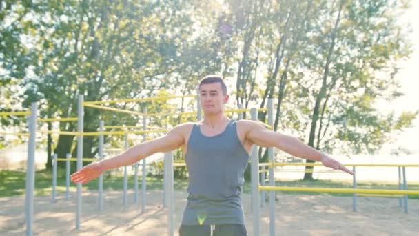 Männlicher Athlet macht Morgengymnastik im Freien — Stockvideo