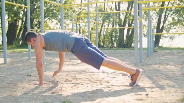 Αρσενικό Athlet κάνει πρωινή άσκηση σε εξωτερικούς χώρους — Αρχείο Βίντεο